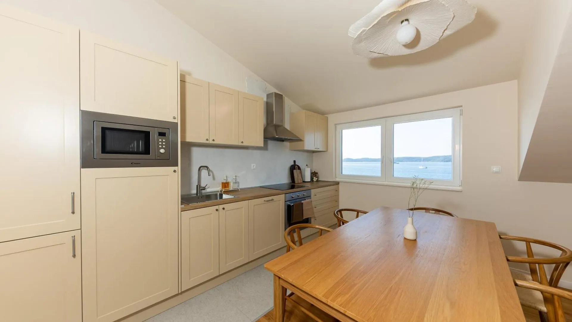 Apartments Sea トロギール